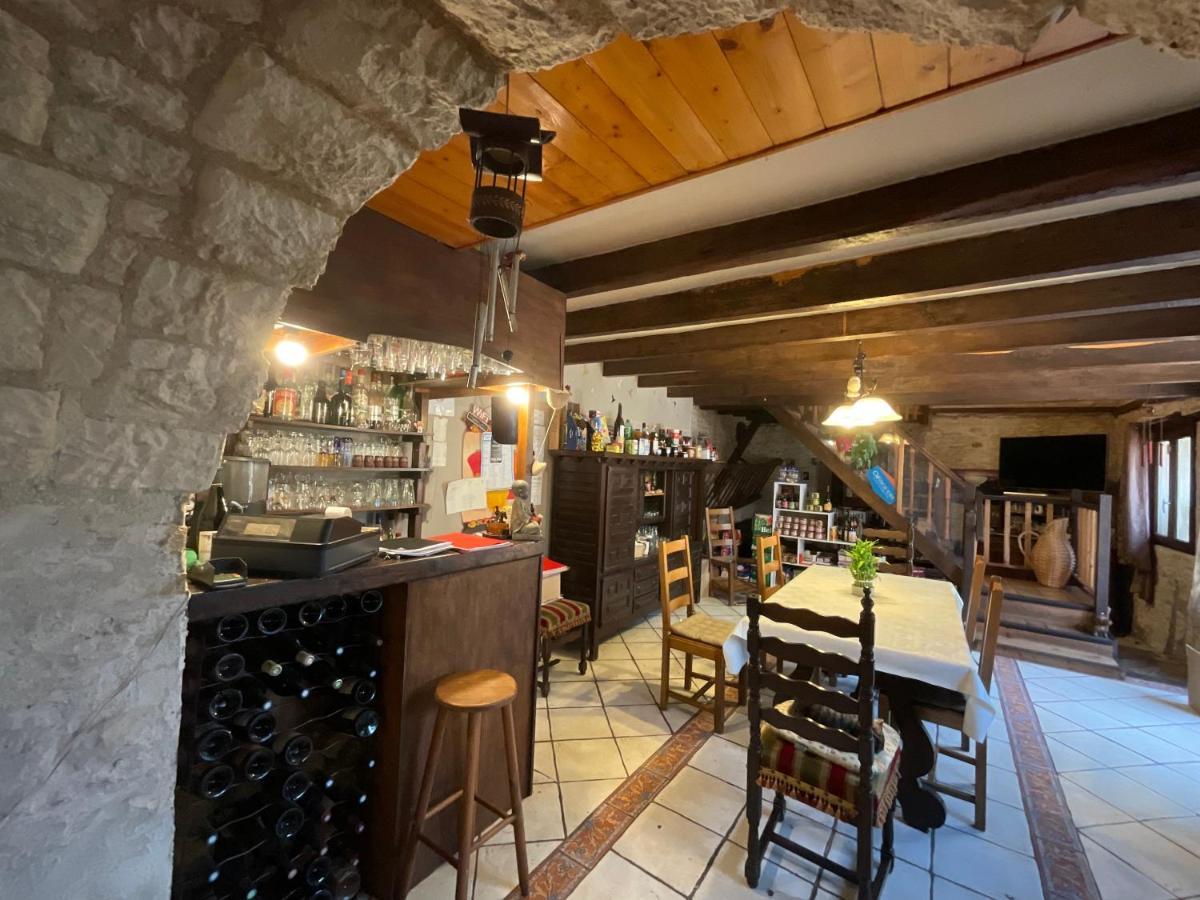 Chambres, Table D'Hotes Et Gites Les Mesanges Saint-Jean-de-Sauves Exterior foto