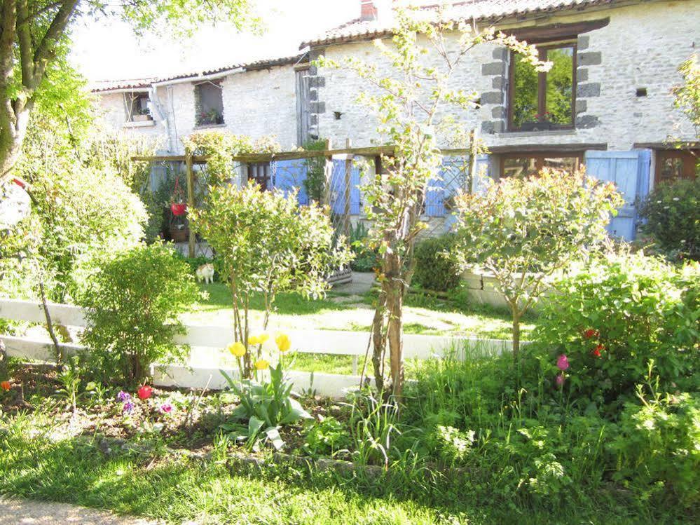 Chambres, Table D'Hotes Et Gites Les Mesanges Saint-Jean-de-Sauves Exterior foto